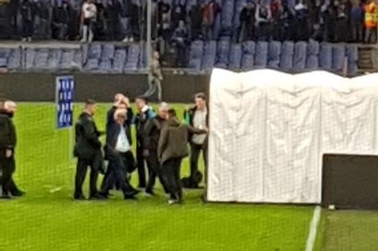 Sampdoria, i tifosi fischiano Ferrero, lui inscena marcetta con i pugni al cielo