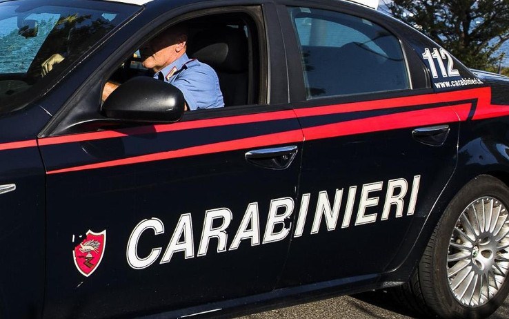 Picchia la moglie davanti al figlio, arrestato 50enne perito informatico