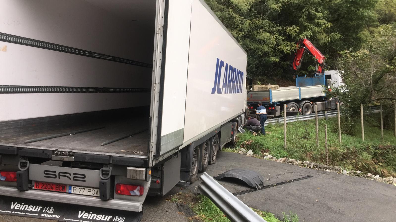 Tradito dal navigatore, tir finisce fuori strada in Valfontanabuona