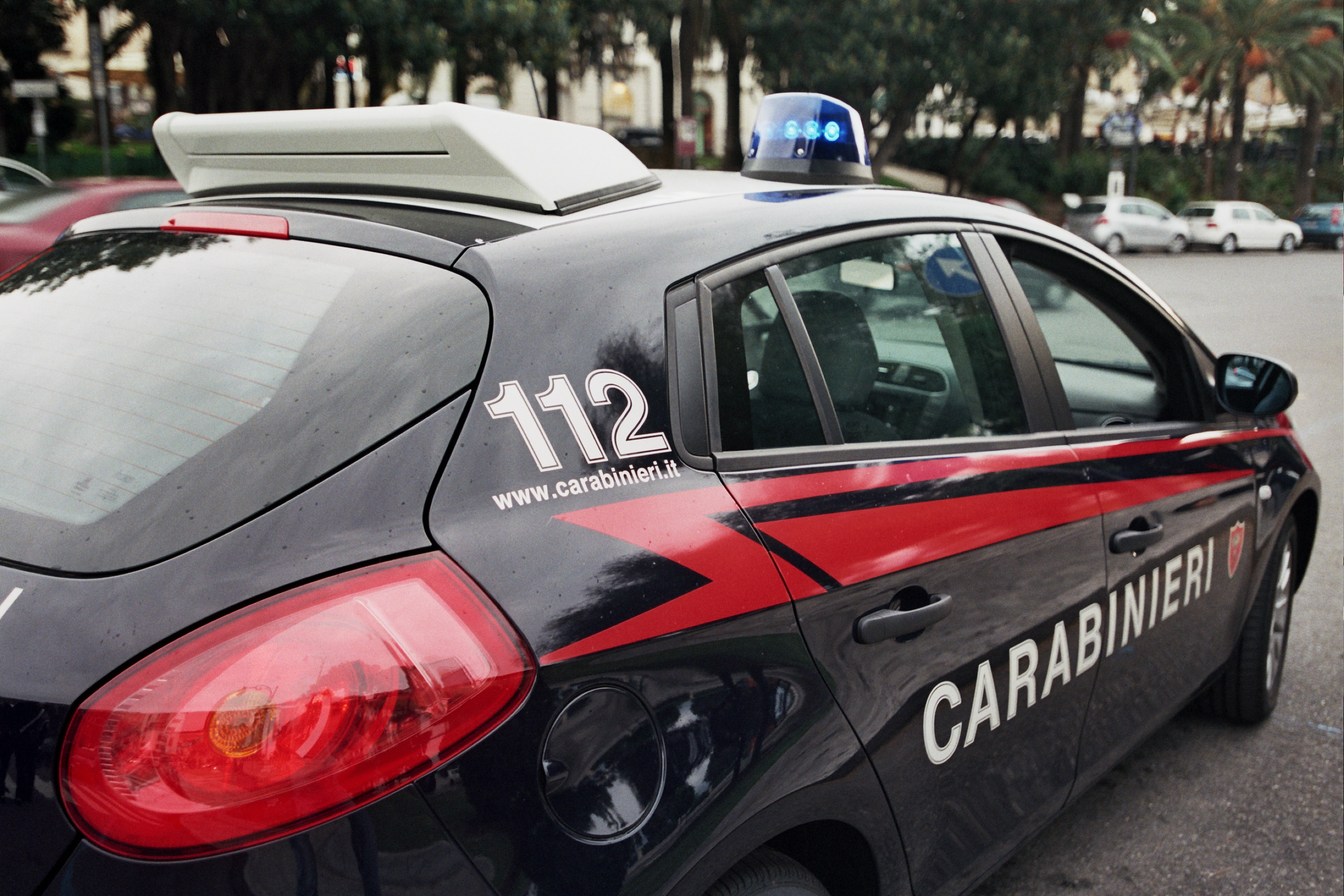 Lo fermano per un controllo stradale e trovano 1 chilo di droga sul furgone