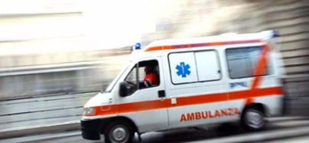 Scontro auto-moto: padre e figlio in ospedale 