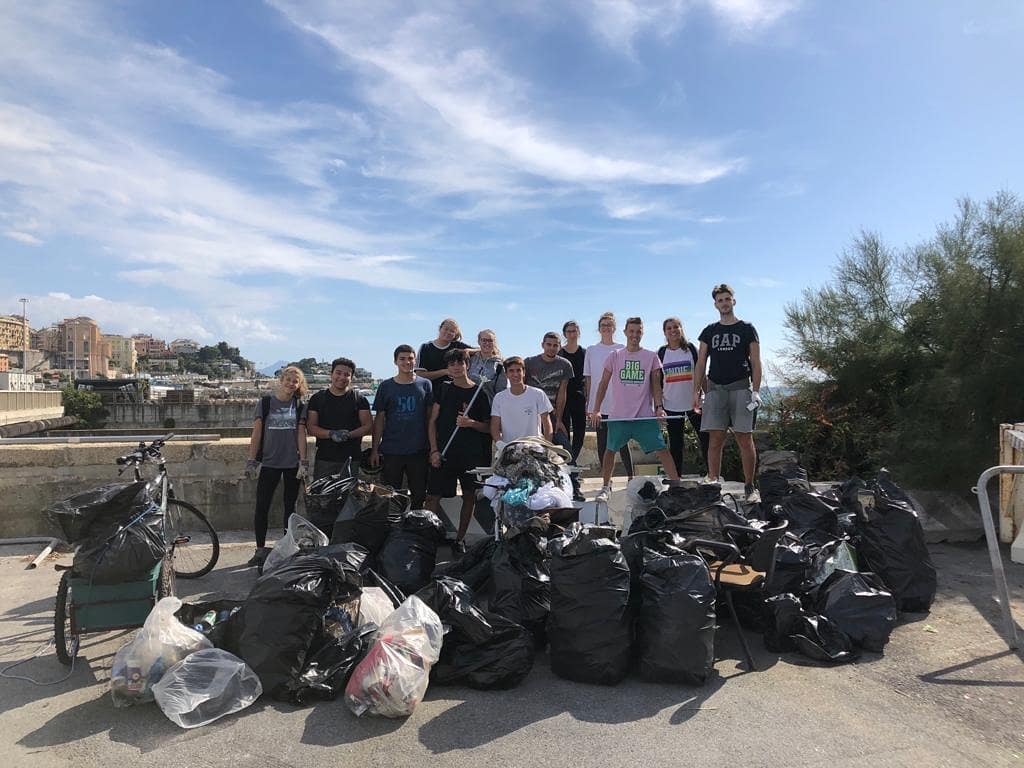 Dai social nasce il gruppo per ripulire le spiagge genovesi: l'idea dei @genovacleaner