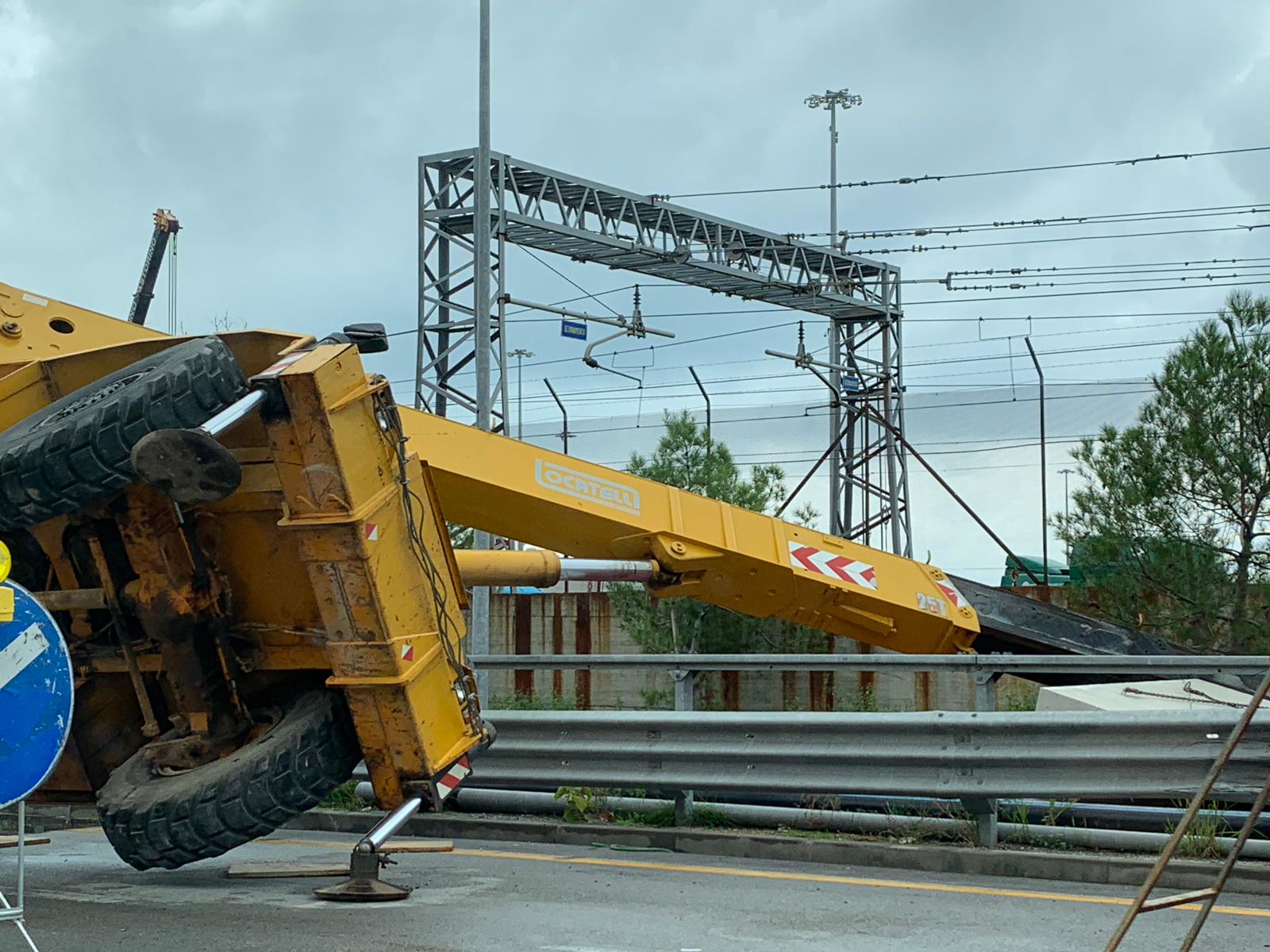 Incidente sul lavoro all'altezza della Guido Rossa, cade una gru: un ferito