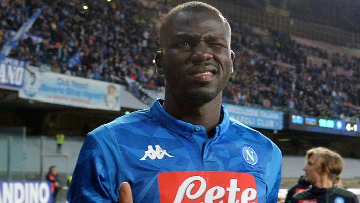 Roma-Napoli, i cori razzisti dei tifosi giallorossi fermano la gara per 3 minuti