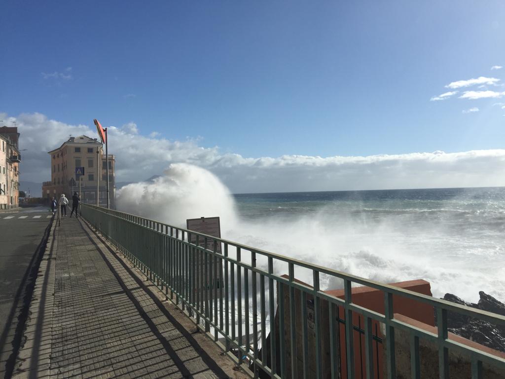 Mareggiata a Genova, onde sull'Aurelia a Nervi