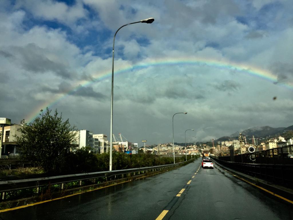 Dopo l'ondata di maltempo, spunta finalmente l'arcobaleno a Genova 