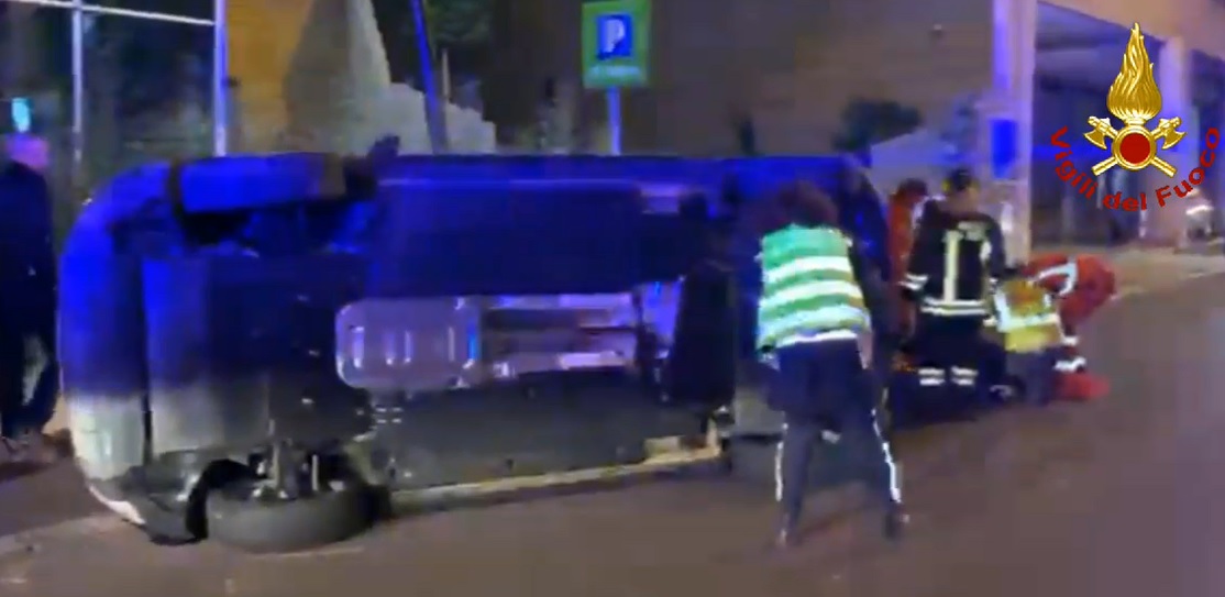 Finisce sulla pensilina della fermata e si cappotta: spettacolare incidente a Genova