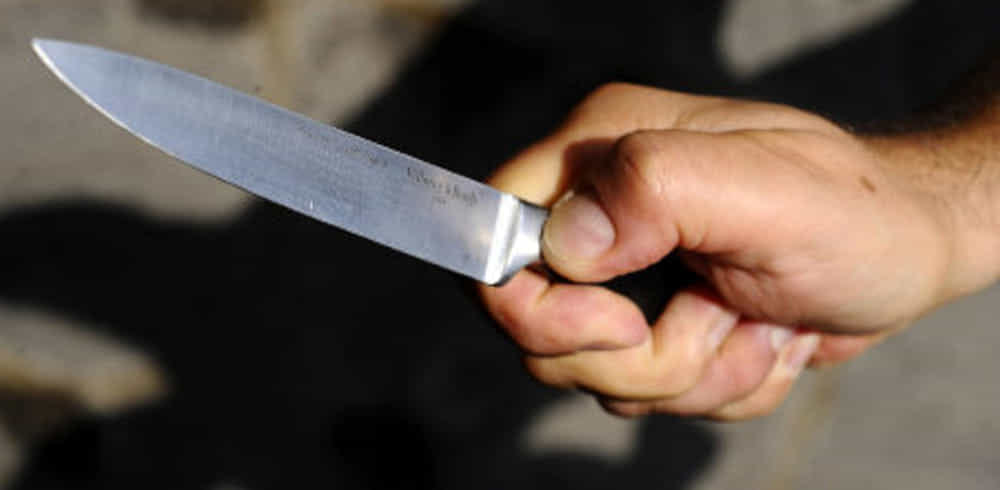 Minaccia una donna con il coltello e le prende auto, arrestato