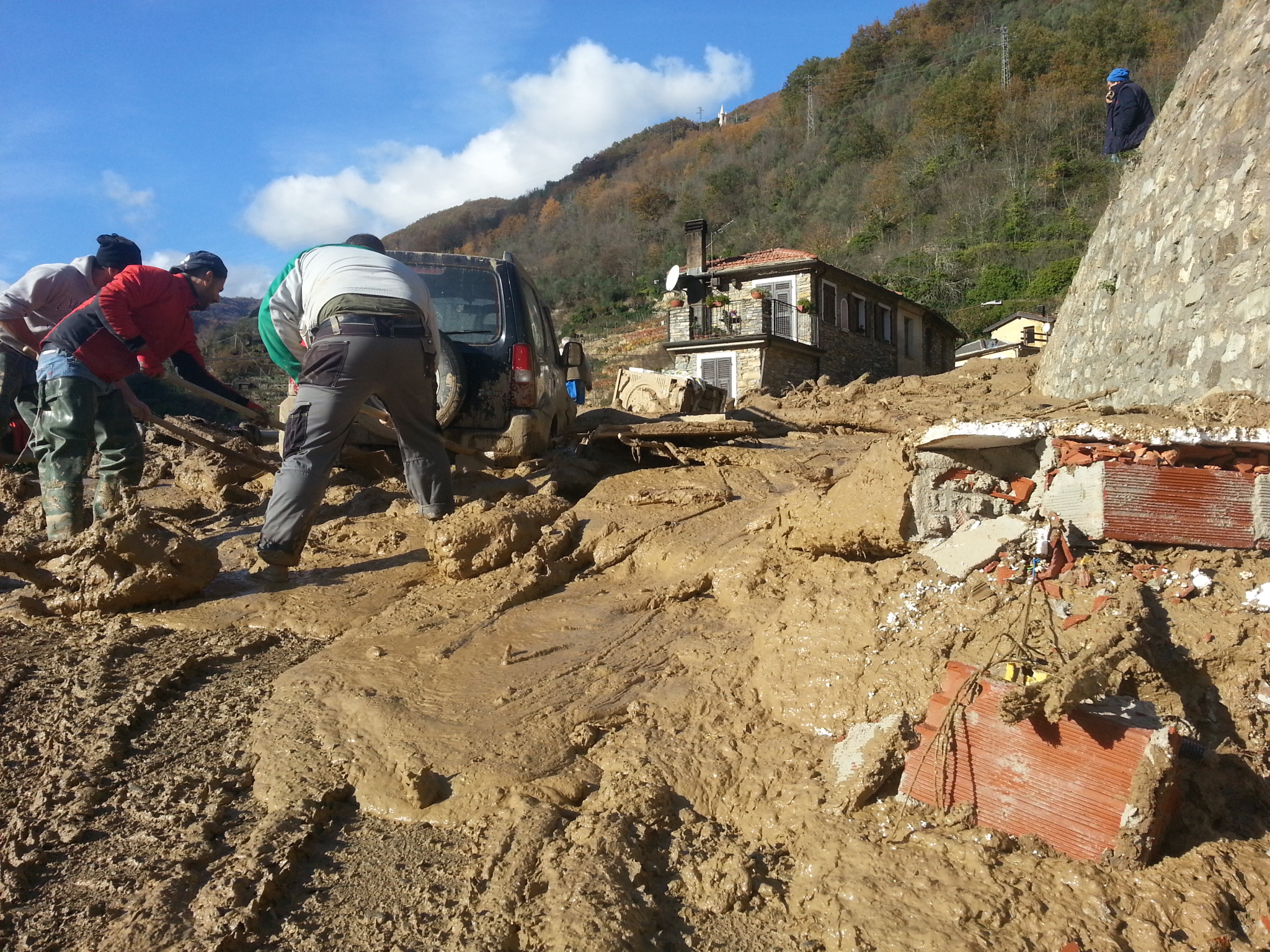 Maltempo, fango riprende a scendere sulle case a Rezzo 