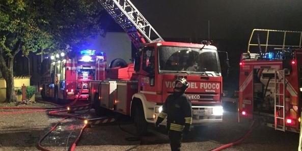 Incendio tetto a Taggia, abitazione distrutta dalle fiamme