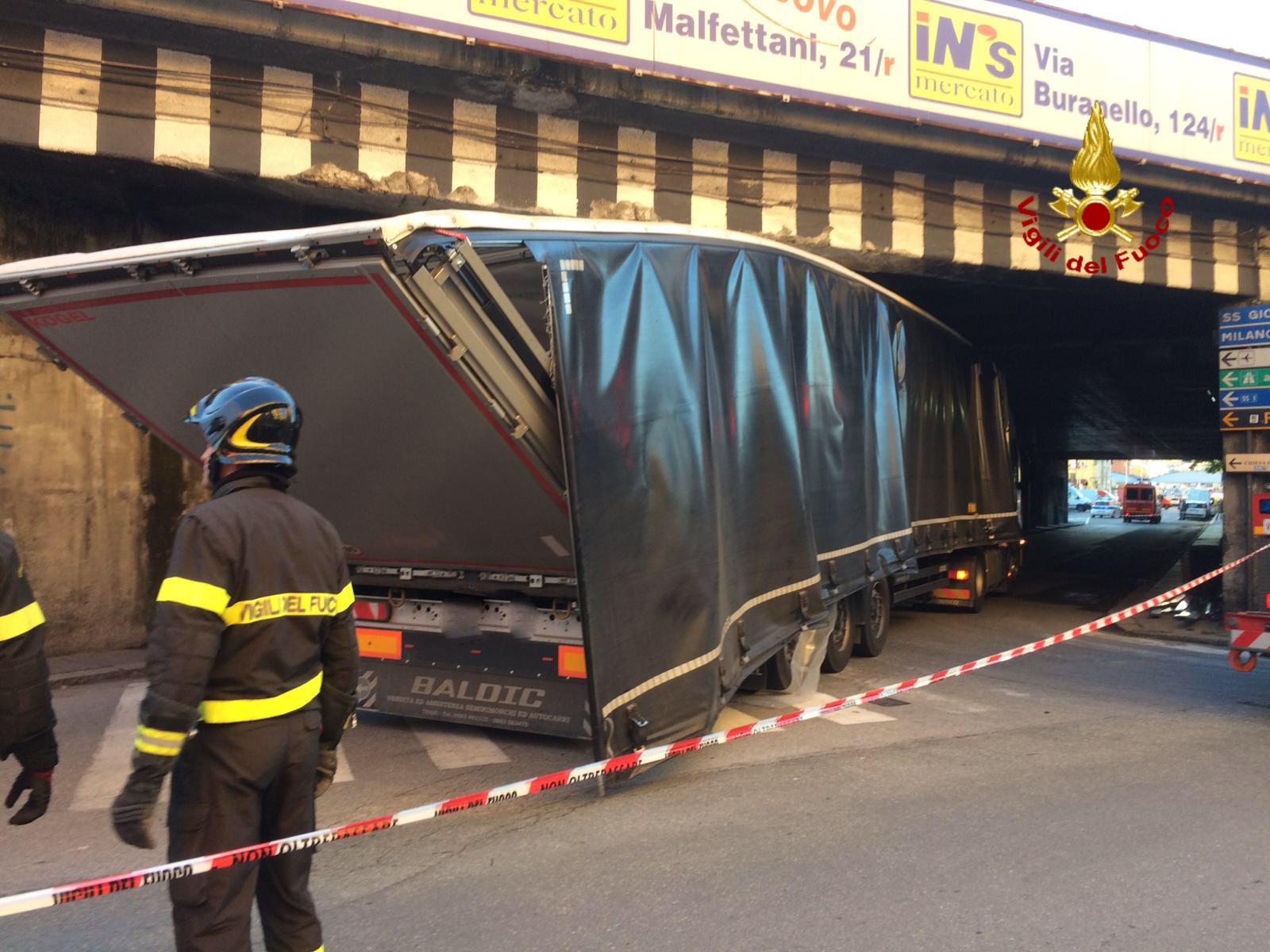 Genova, tir si incastra nel sottopasso in via Degola