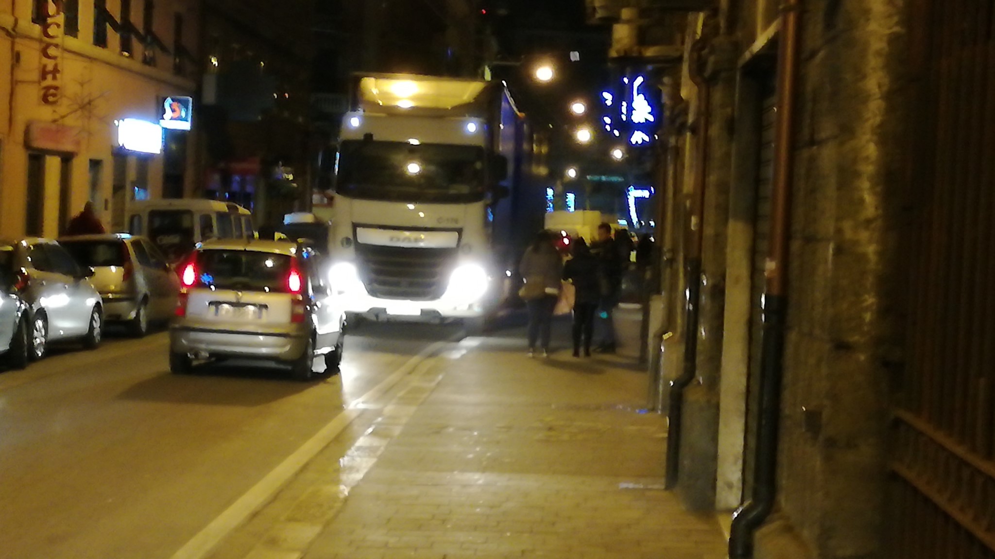 Autista distratto e confuso a Genova, tir contromano in via Buranello 
