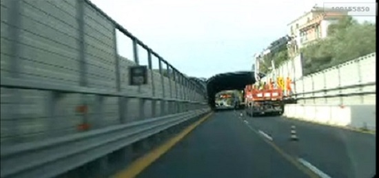 Inchiesta Autostrade: in A12 si lavora sui pannelli fonoassorbenti del viadotto La Rezza 