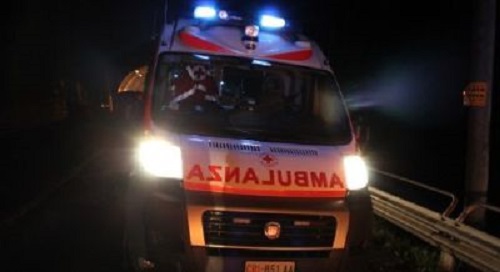 Colpo di sonno, auto centra un'ambulanza impegnata in un soccorso