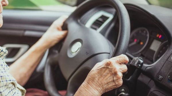 70enne guida auto senza patente e assicurazione, multato il figlio