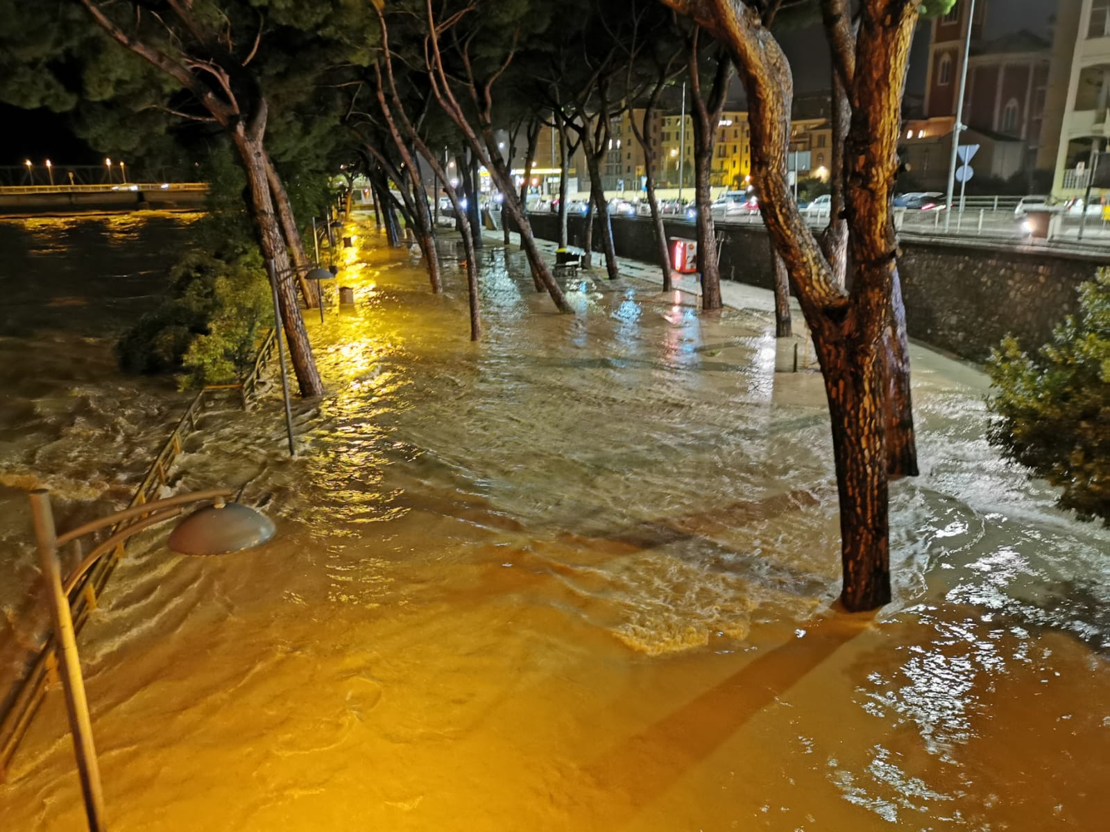 Maltempo a Chiavari, il fiume Entella esce dagli argini 