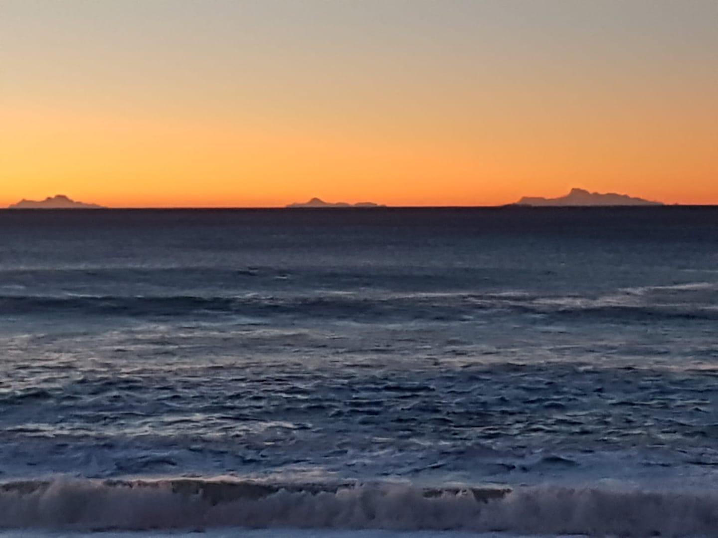 Un bel risveglio in Liguria, da Varazze si vede la Corsica