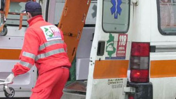 Investe ragazza di 20 anni e scappa, grave incidente in via Fillak