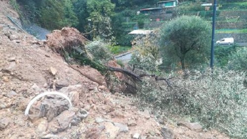 Maltempo in Liguria, frana sulla Provinciale 3: salvati galline e conigli