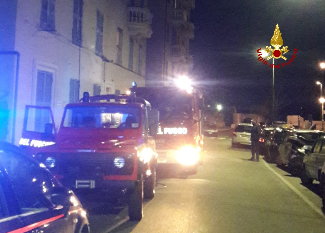 Incendio a Pegli, i vigili del fuoco salvano un cagnolino