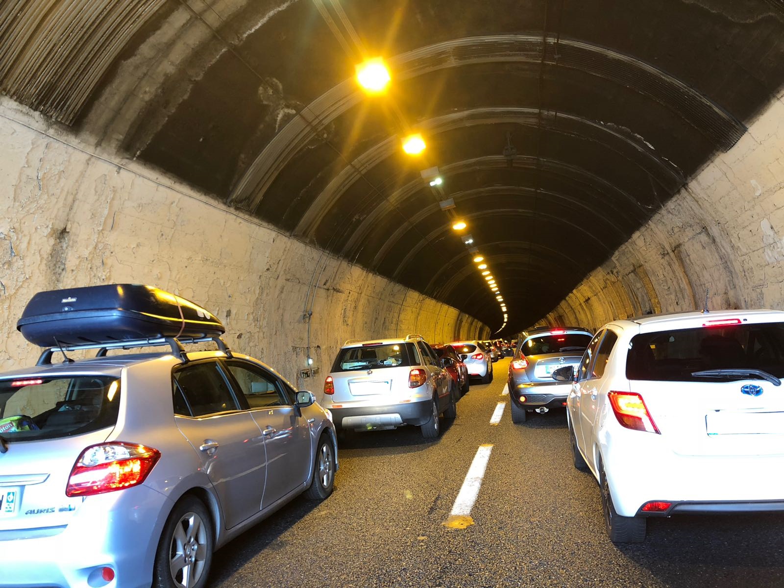 Santo Stefano in coda sulle autostrade liguri, tra cantieri e partenze