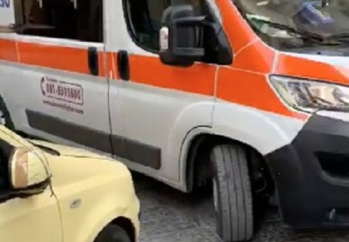 Ambulanza bloccata da un'auto in sosta selvaggia, paziente portato a braccia