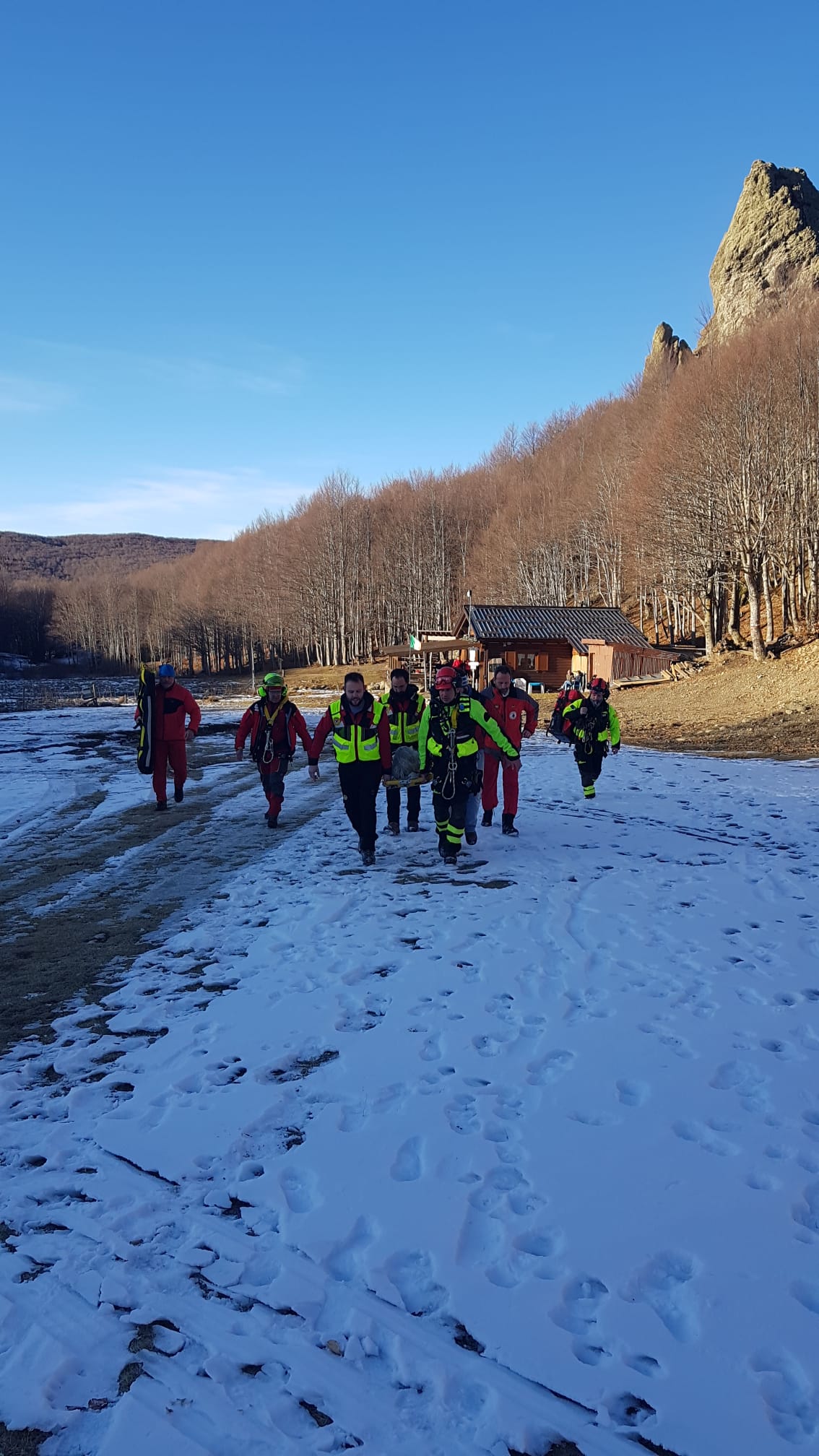 70enne scivola sul ghiaccio e batte la testa, interviene l'elisoccorso