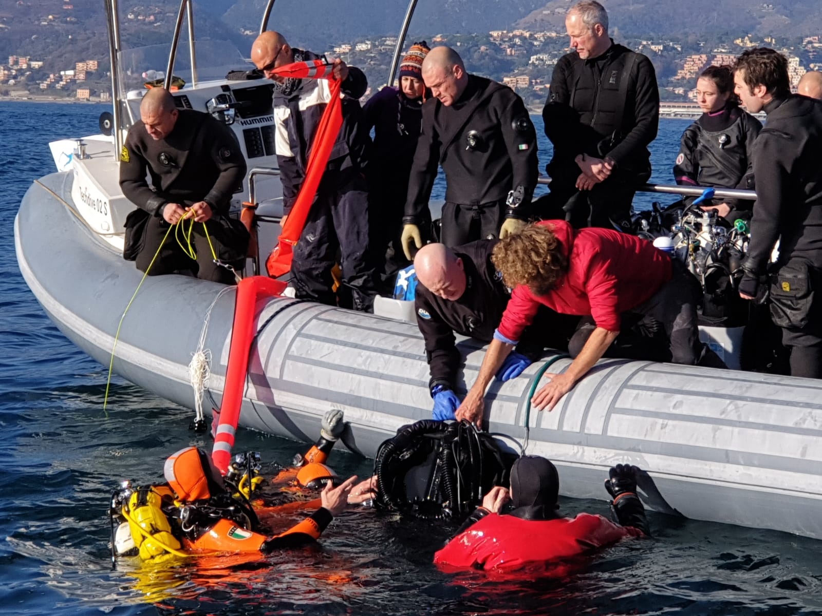 Sub si perdono vicino al relitto della Haven, salvati dai vigili del fuoco