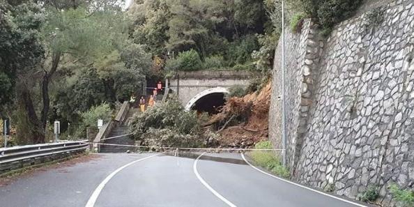 Frana sull'Aurelia, riaperta la strada a Chiavari