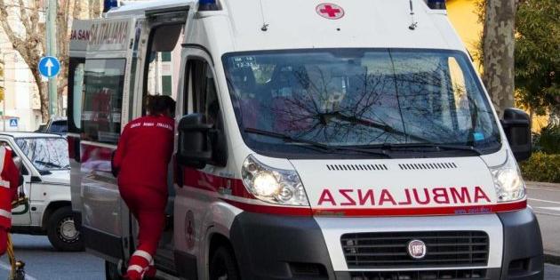 Incidente auto-moto in via Semini a Genova, grave il centauro
