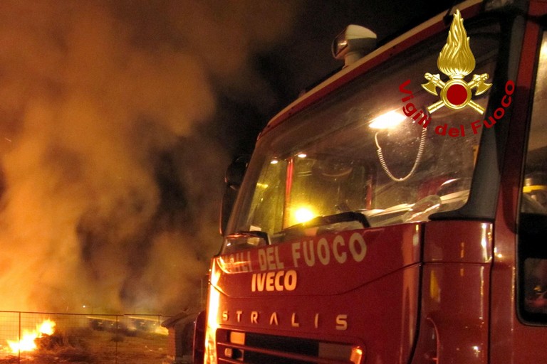 Incendio nella notte sulle alture di Triora, le fiamme minacciano un'abitazione