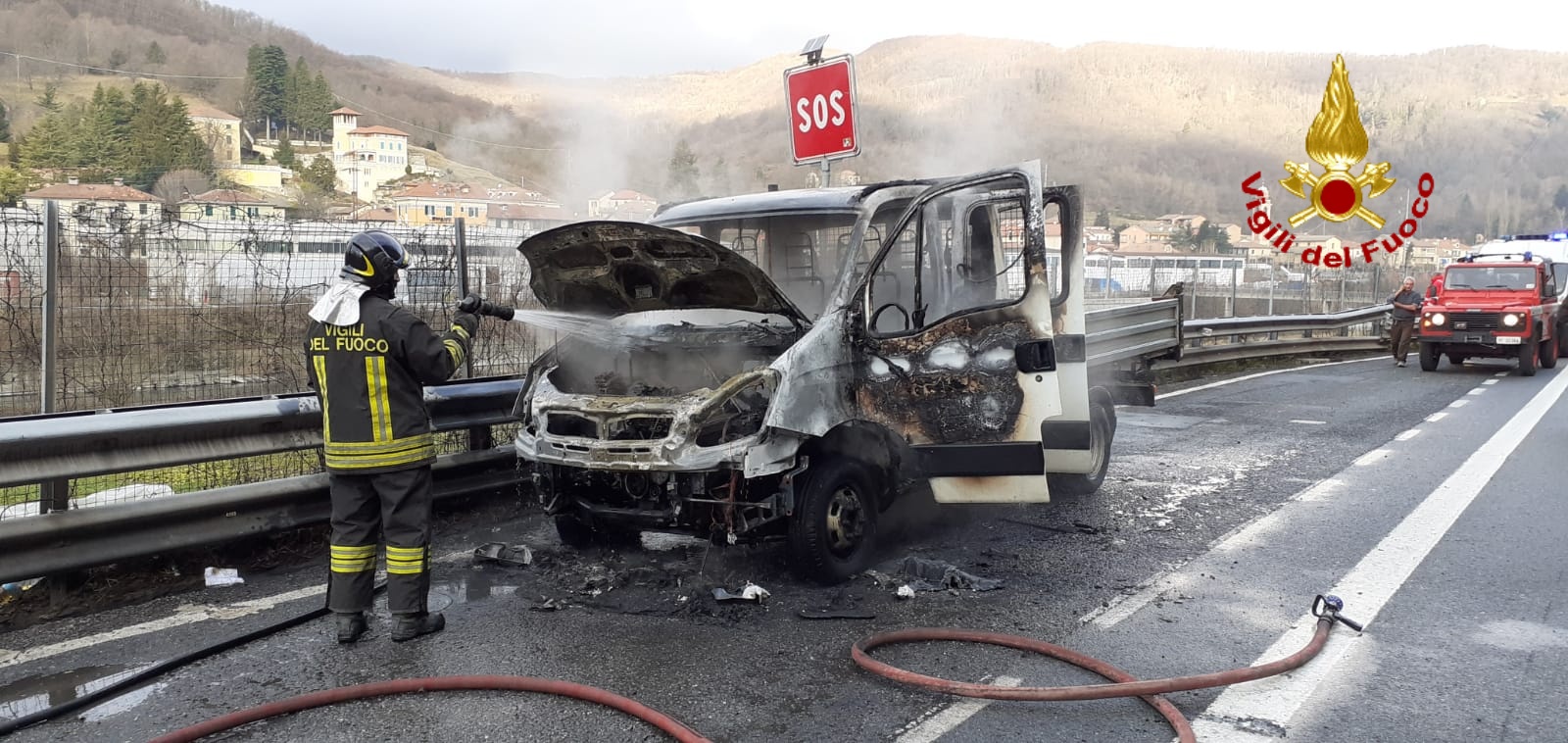 Furgone in fiamme sulla A7, paura in autostrada all'altezza di Busalla