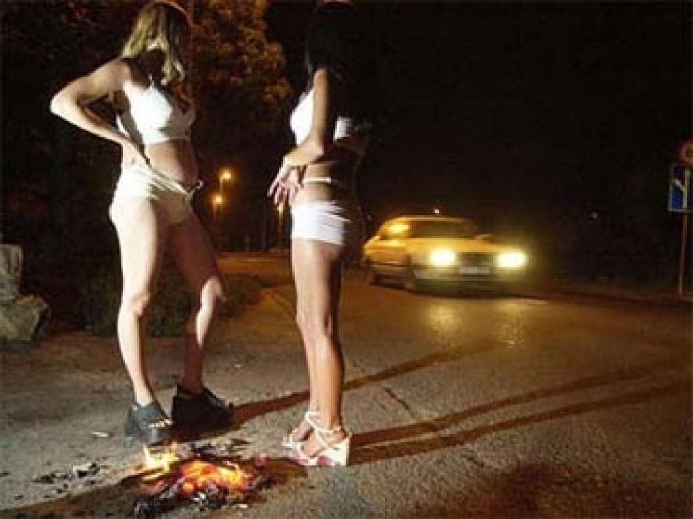 Prostituzione, gestiva due transessuali: arrestato