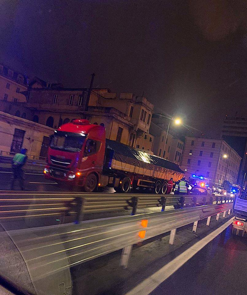 Genova, mezzo pesante contro auto in Lungomare Canepa: disagi al traffico
