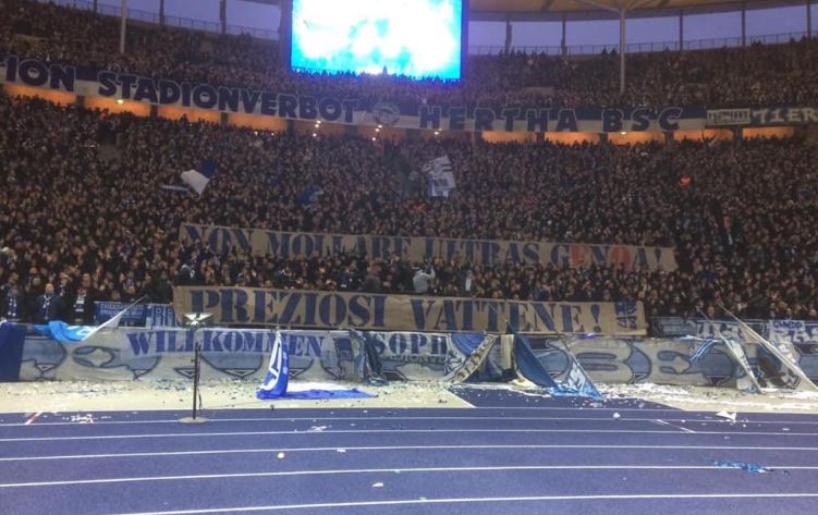 Anche i tifosi dell'Hertha Berlino solidali coi genoani: 