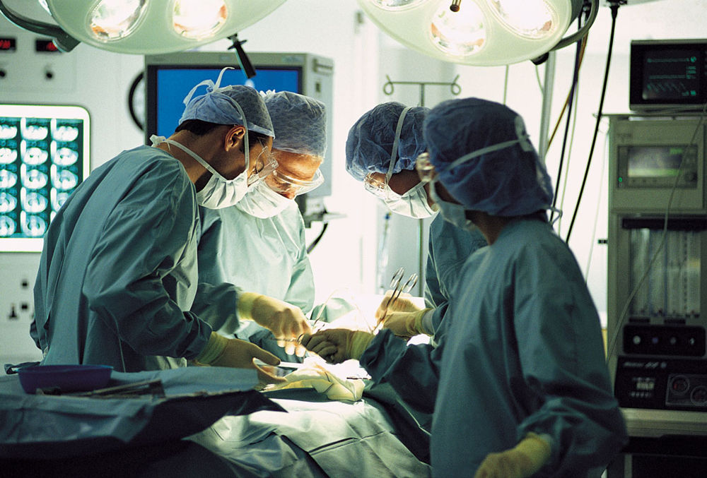 Danni permanenti dopo intervento intestino, 8 medici del San Martino indagati