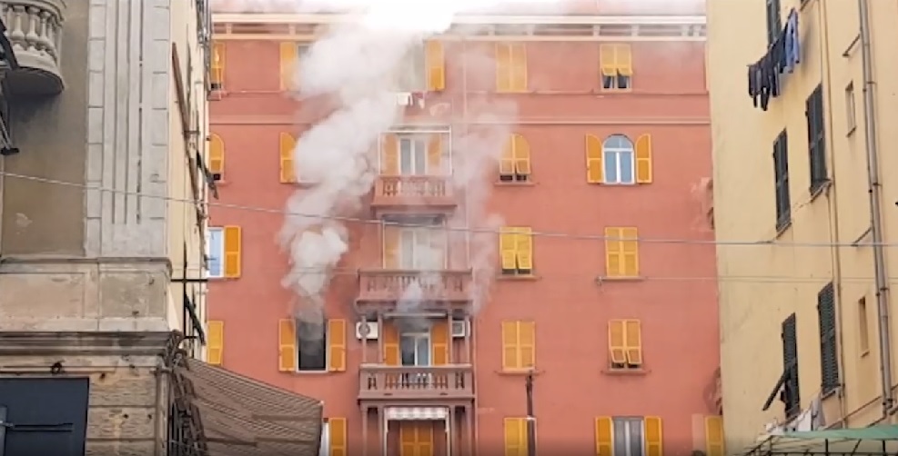 Incendio a Genova, agenti eroi: con il loro intervento salvano un'anziana dal rogo