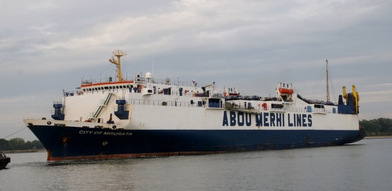Nave che trasporta blindati per la guerra in Libia in rotta verso Genova
