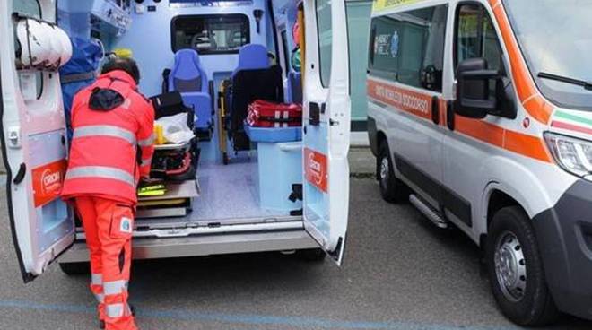 Giovane precipita da un ponte sull'Aurelia, volo di 20 metri: è grave 