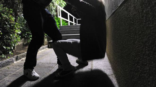 Scazzottata alle prime luci dell'alba, traumi facciali: due uomini all'ospedale