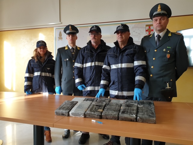 Maxi sequestro di cocaina al porto di Genova Prà, 22 kg provenienti dal Sud America