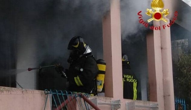 Paura nella notte, incendio in terrazzo: i residenti scendono in strada