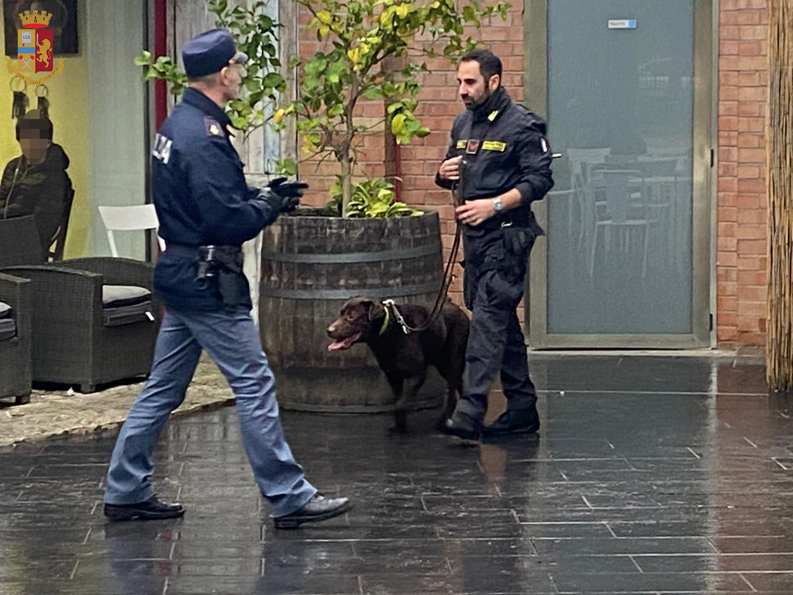 Controlli della Polizia all'esterno di una scuola a Montepertico con le unità cinofile 