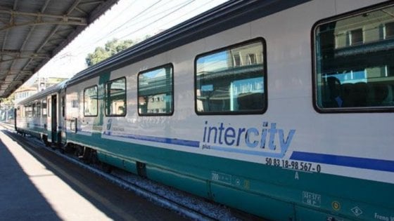 Coronavirus, mascherine e disinfettanti a bordo dei treni