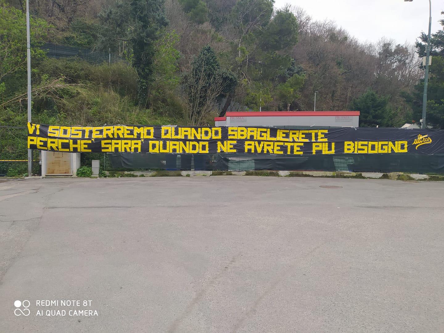 Sampdoria, gli Ultras incoraggiano la squadra con uno striscione a Bogliasco