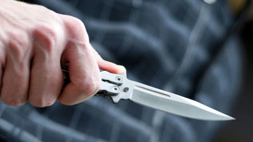 Entrano in tabaccheria col casco in testa e armati di coltello per fare una rapina: arrestati  