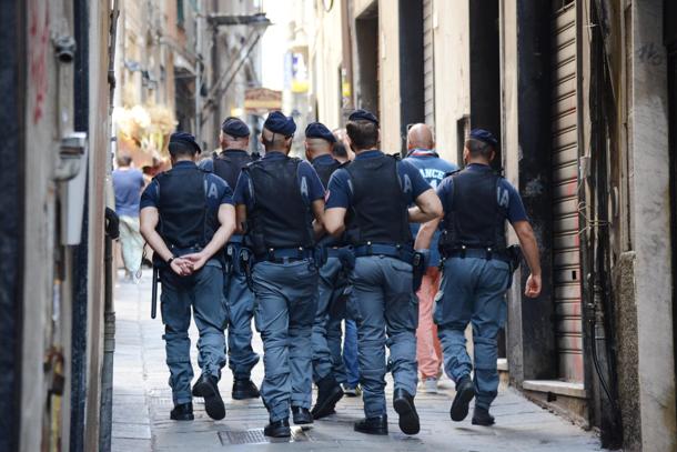 Genova, spacciatore aggredisce i poliziotti e tenta la fuga: arrestato