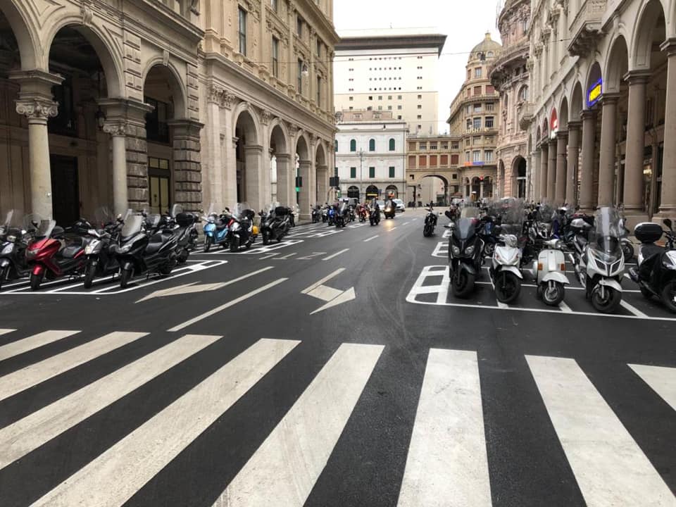 Genova, riasfalta piazza De Ferrari: segnaletica invariata per moto e taxi