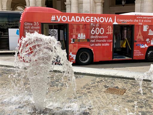 Effetto coronavirus, sugli autobus di Genova non si sale più davanti