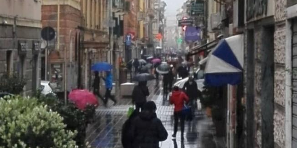 Coronavirus, via Sestri piena di gente a passeggio. Toti: 